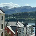 Apartament Bright And Spacious Apartment With A Balcony In Quiet Downtown Of Alesund *