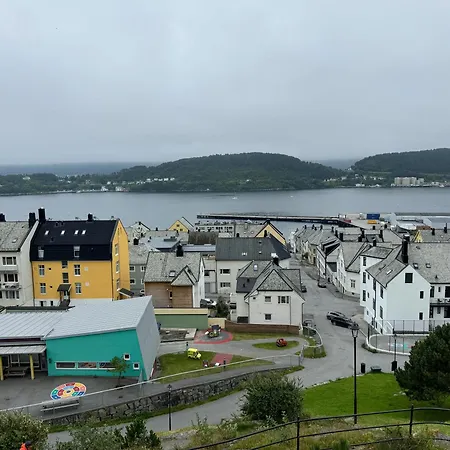 Bright And Spacious With A Balcony In Quiet Downtown Of Apartment Alesund