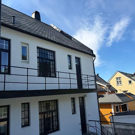 Bright And Spacious With A Balcony In Quiet Downtown Of *