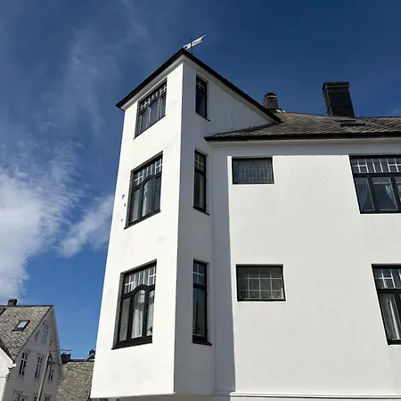 Bright And Spacious With A Balcony In Quiet Downtown Of Apartment Alesund