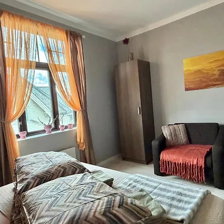 Bright And Spacious With A Balcony In Quiet Downtown Of Apartment *