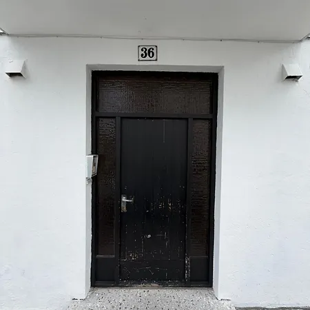 Bright And Spacious With A Balcony In Quiet Downtown Of Apartment