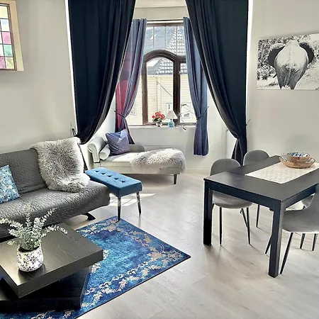 Bright And Spacious With A Balcony In Quiet Downtown Of Apartment